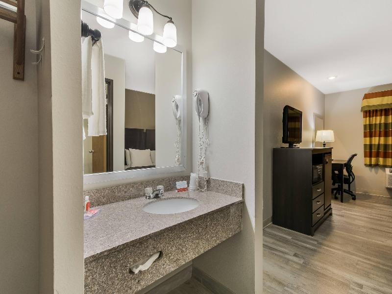 Econo Lodge Inn & Suites Yankton image