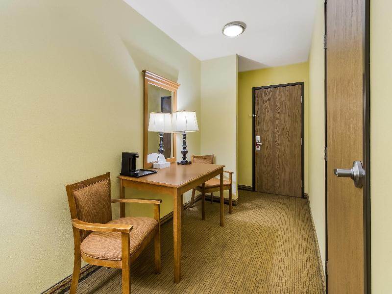 Econo Lodge Inn & Suites Yankton image