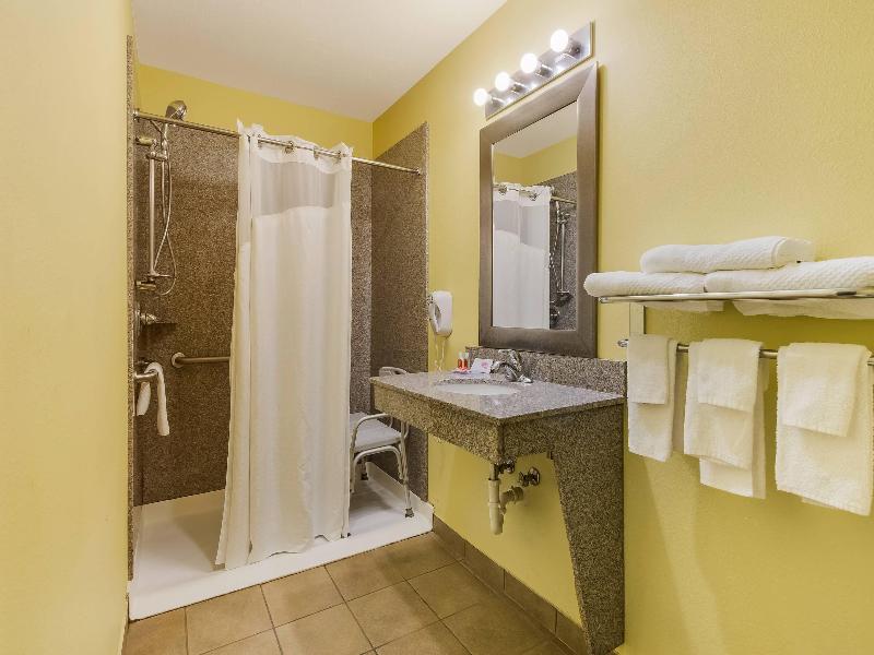 Econo Lodge Inn & Suites Yankton image
