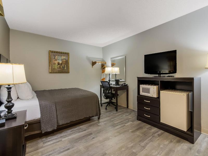 Econo Lodge Inn & Suites Yankton image