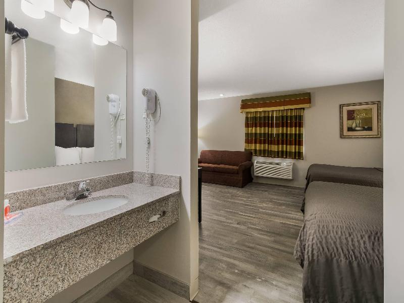 Econo Lodge Inn & Suites Yankton image