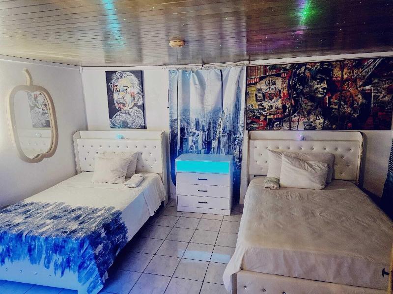 Big Apple Hotel image
