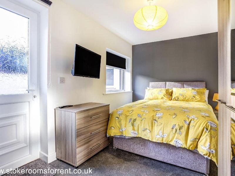 Townhouse Plus @ 166 Edleston Road Crewe image