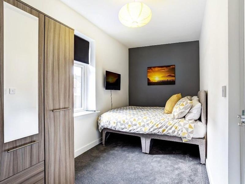 Townhouse Plus @ 166 Edleston Road Crewe image