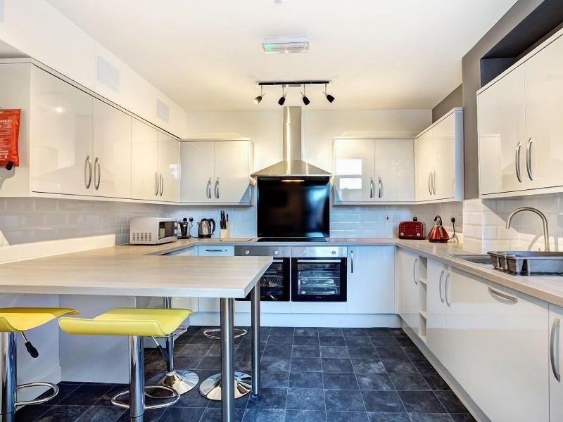 Townhouse Plus @ 166 Edleston Road Crewe image