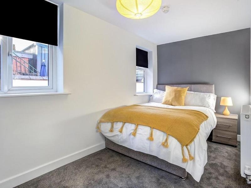 Townhouse Plus @ 166 Edleston Road Crewe image