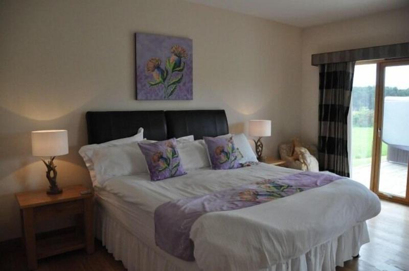 Clovenstone Lodges image