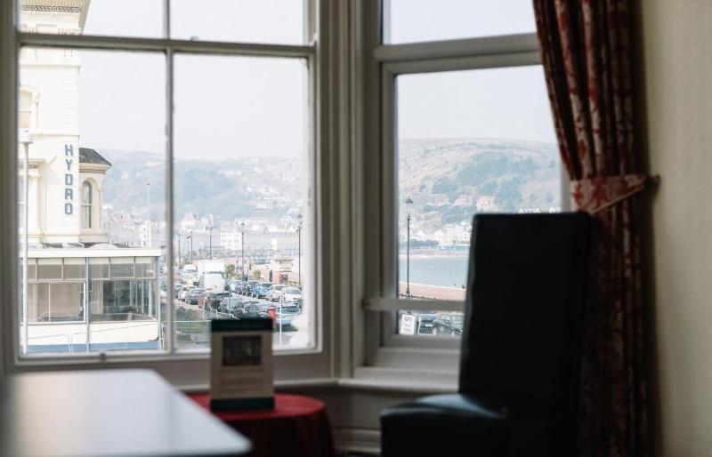 Four Oaks Hotel image