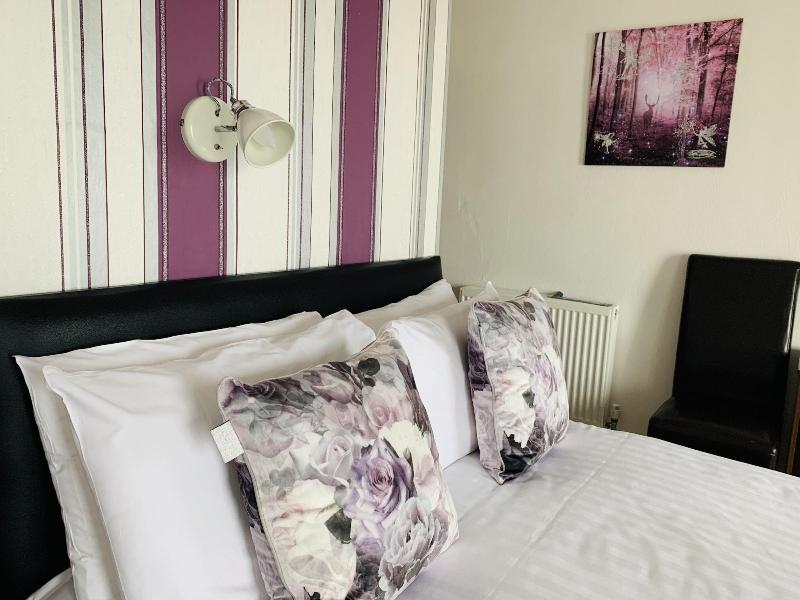 Four Oaks Hotel image