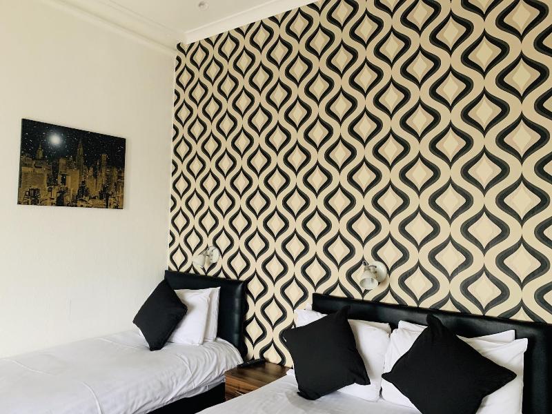 Four Oaks Hotel image