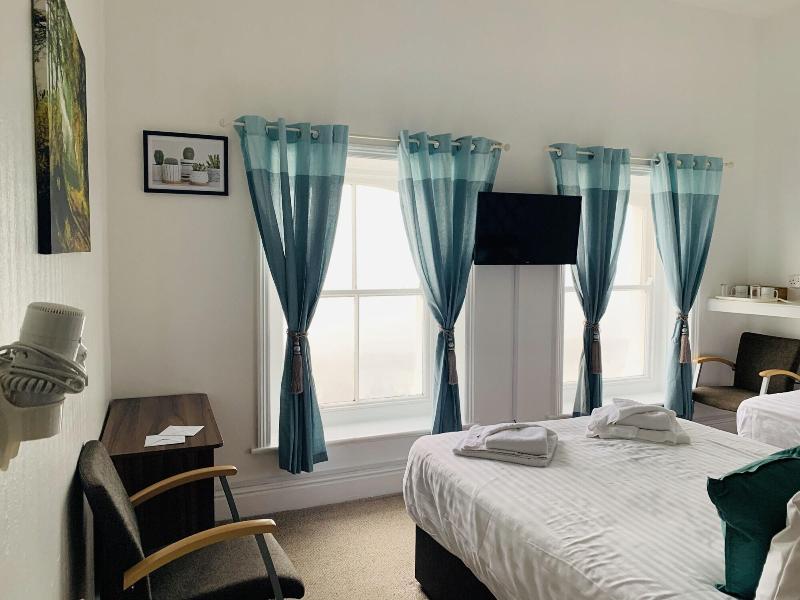 Four Oaks Hotel image