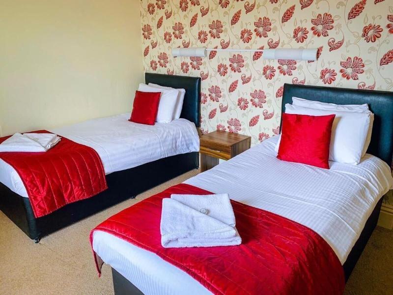 Four Oaks Hotel image
