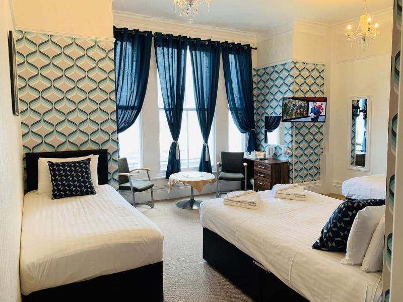 Four Oaks Hotel image