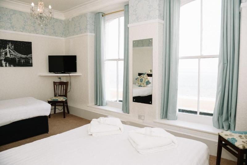 Four Oaks Hotel image
