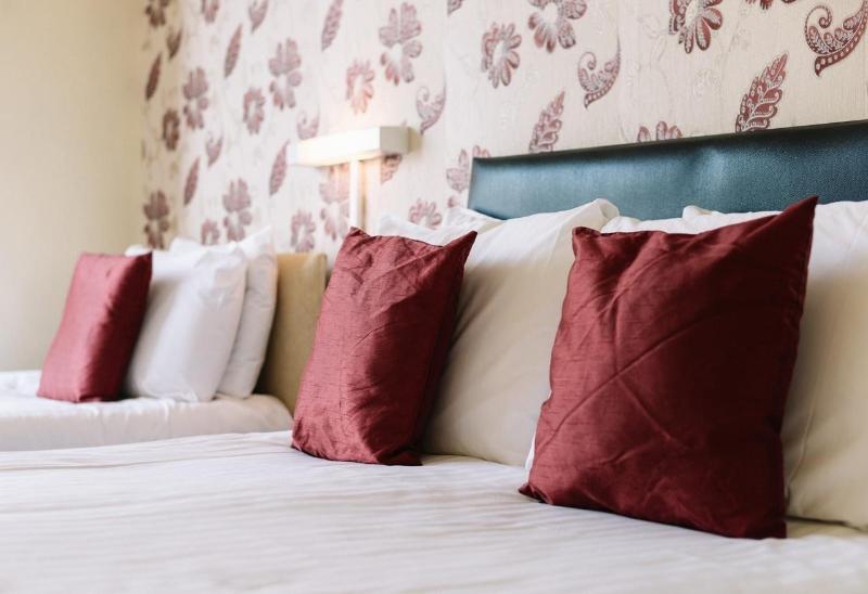 Four Oaks Hotel image
