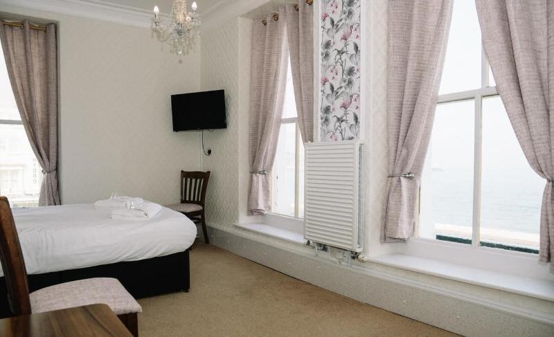 Four Oaks Hotel image
