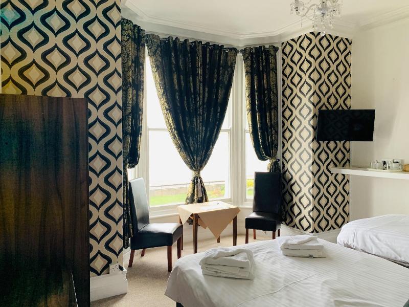Four Oaks Hotel image