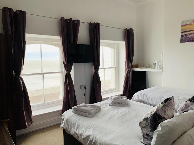 Four Oaks Hotel image