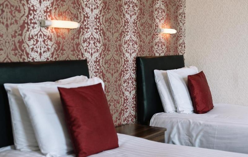 Four Oaks Hotel image