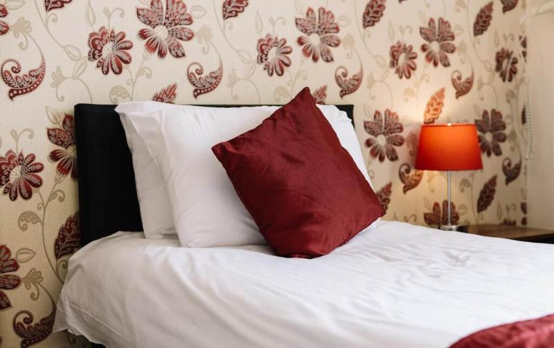 Four Oaks Hotel image