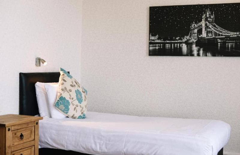 Four Oaks Hotel image