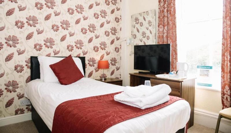 Four Oaks Hotel image