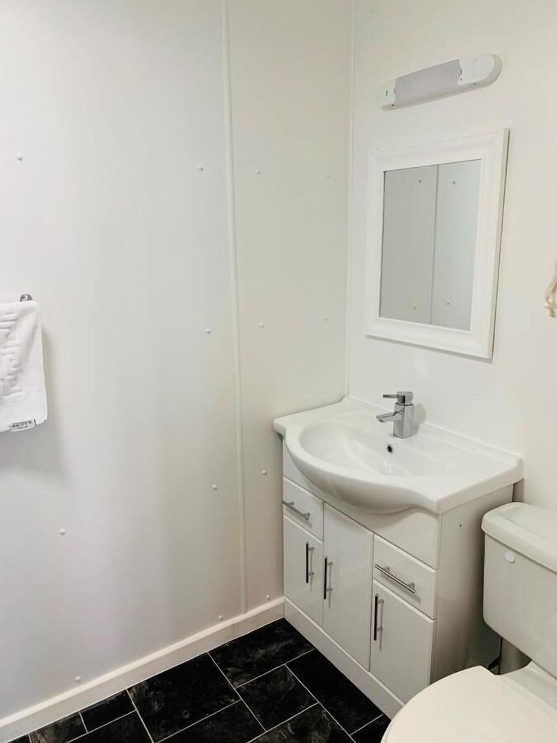 Four Oaks Hotel image
