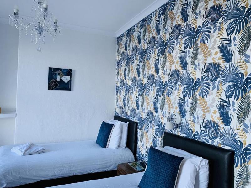 Four Oaks Hotel image