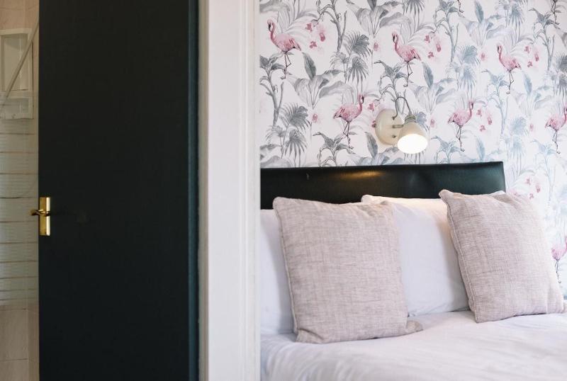 Four Oaks Hotel image