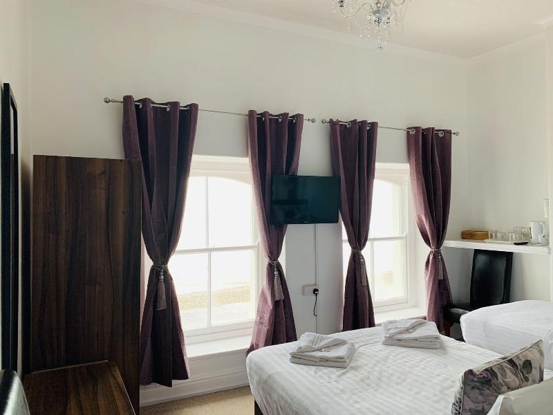 Four Oaks Hotel image