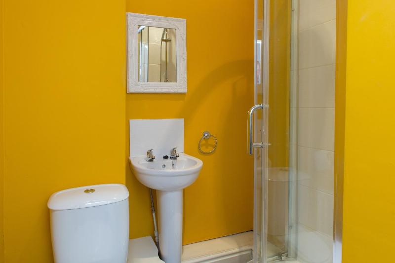 Townhouse @ 27 Electricity St Crewe image