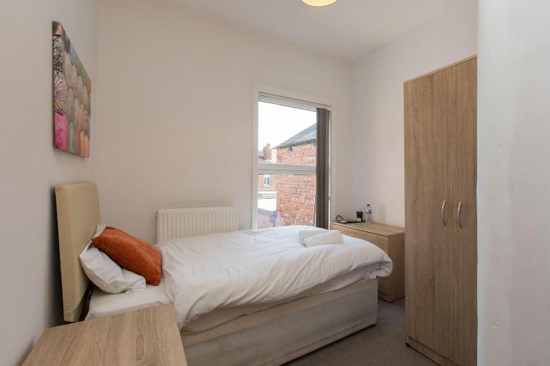 Townhouse @ 27 Electricity St Crewe image