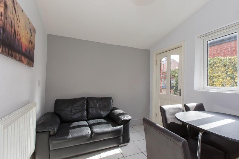 Townhouse @ 27 Electricity St Crewe image