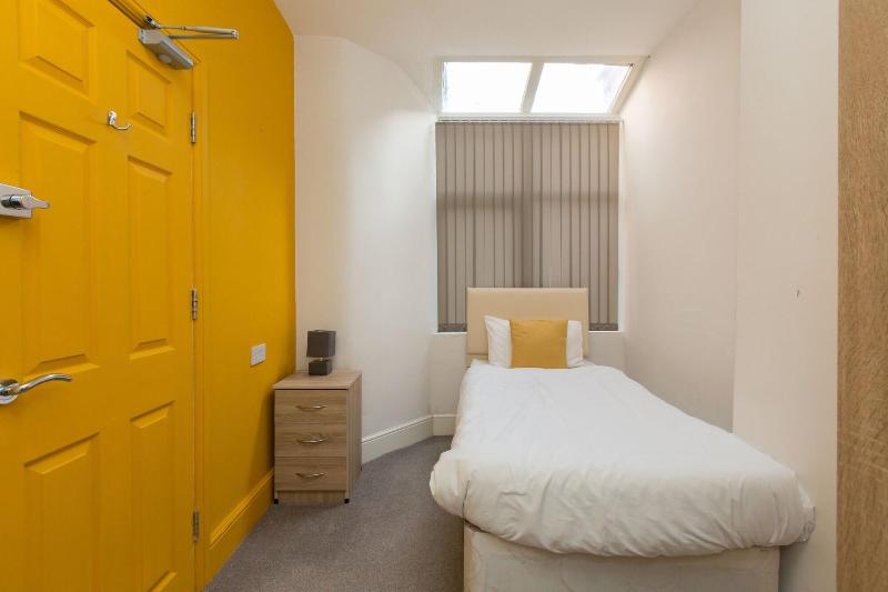 Townhouse @ 27 Electricity St Crewe image