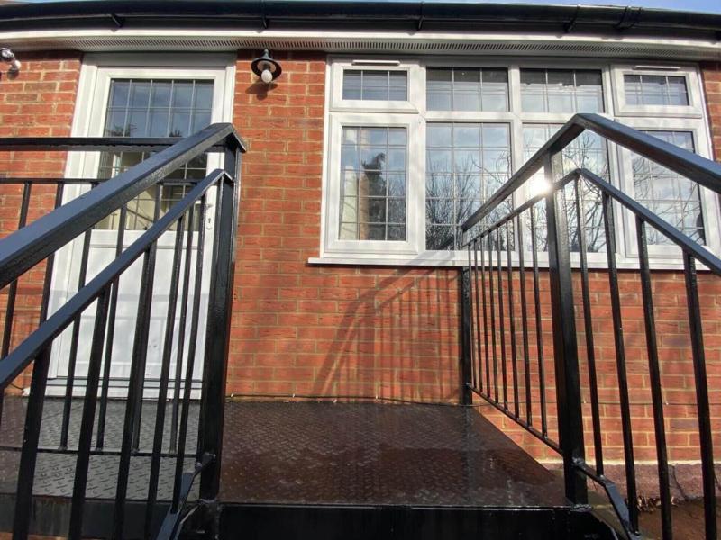 1-bed Unit 10 Minute Drive From Hellfire Caves image