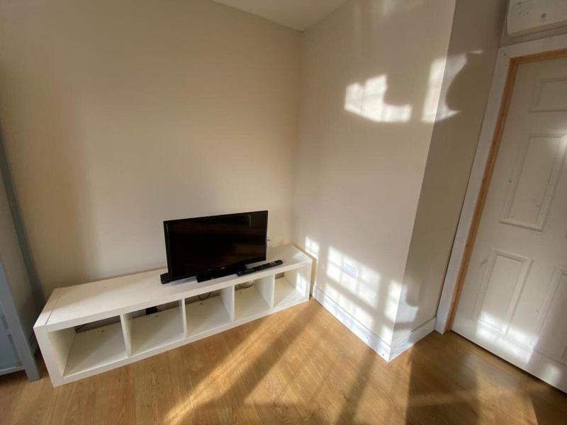 1-bed Unit 10 Minute Drive From Hellfire Caves image