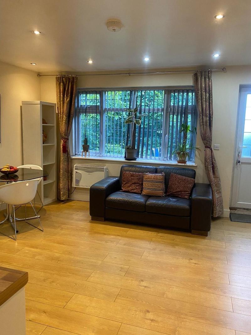 1-bed Unit 10 Minute Drive From Hellfire Caves image