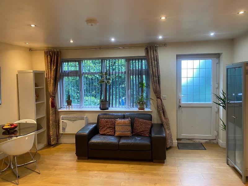 1-bed Unit 10 Minute Drive From Hellfire Caves image