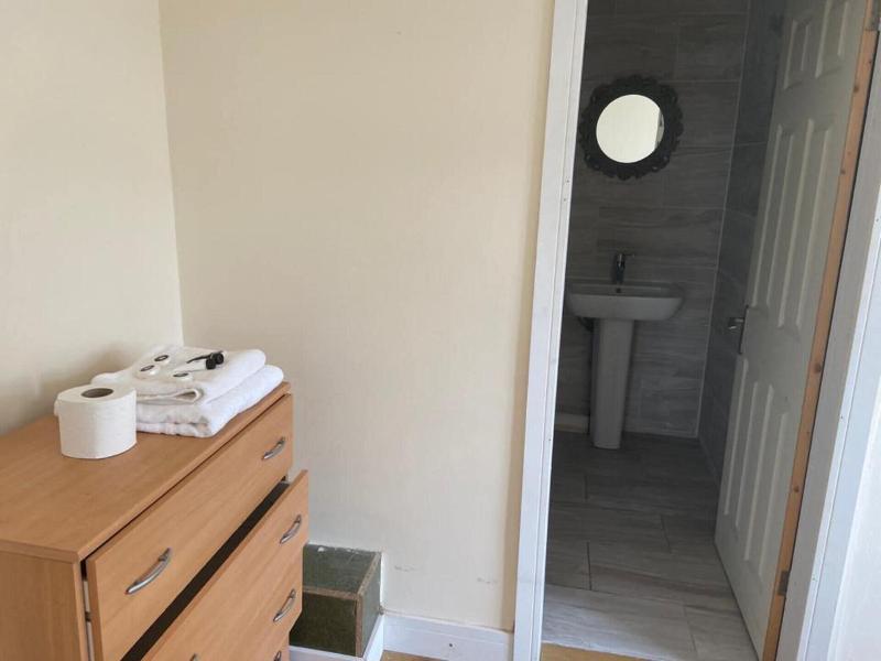 1-bed Unit 10 Minute Drive From Hellfire Caves image