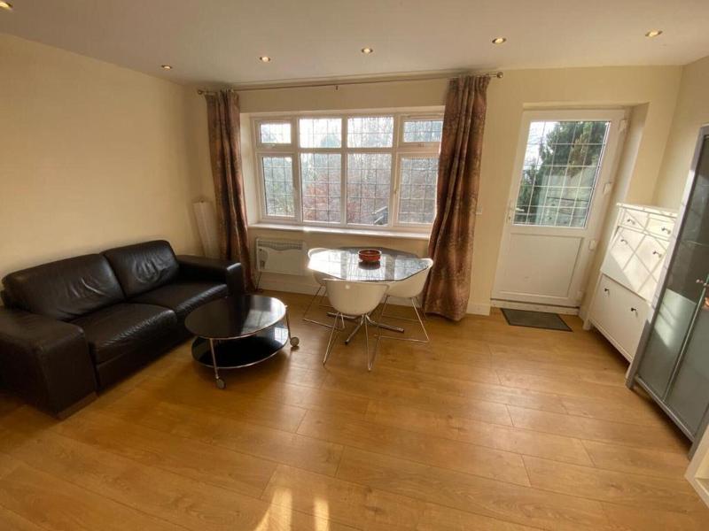 1-bed Unit 10 Minute Drive From Hellfire Caves image