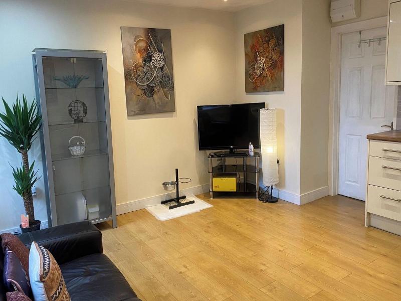 1-bed Unit 10 Minute Drive From Hellfire Caves image