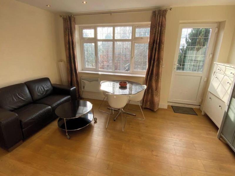 1-bed Unit 10 Minute Drive From Hellfire Caves image