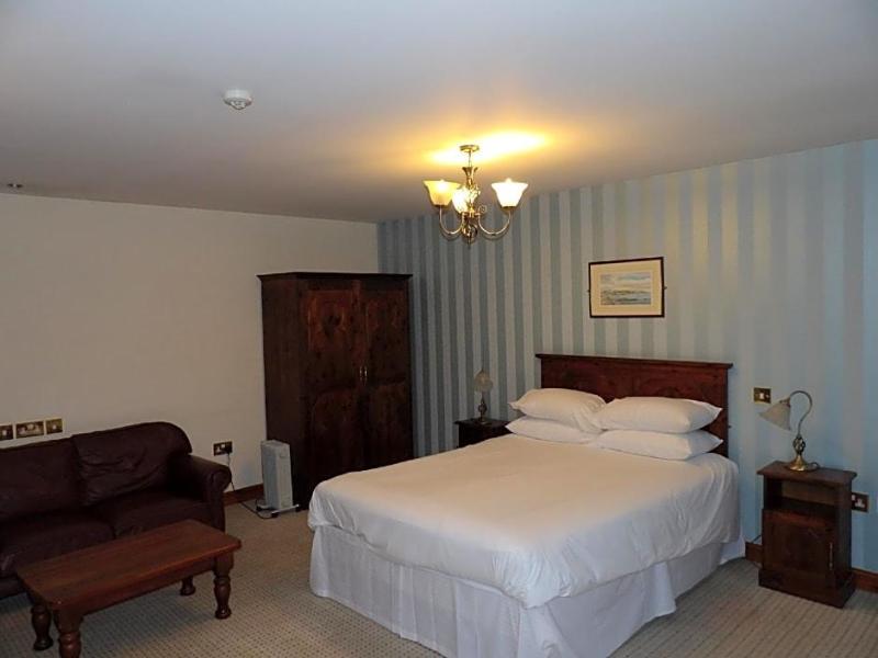 Bull Hotel image