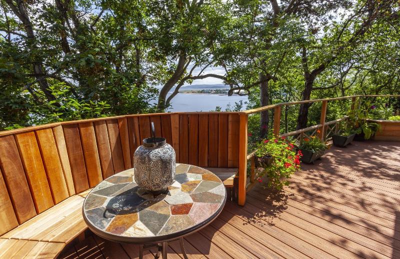 Porthole Log Cabin image