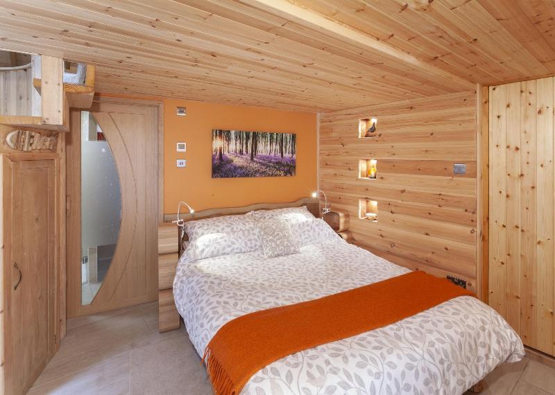 Porthole Log Cabin image