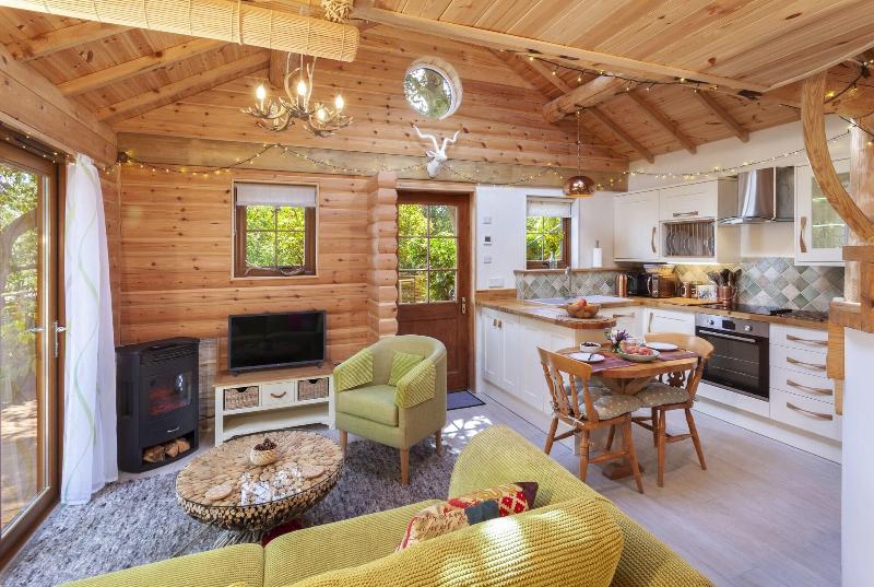 Porthole Log Cabin image