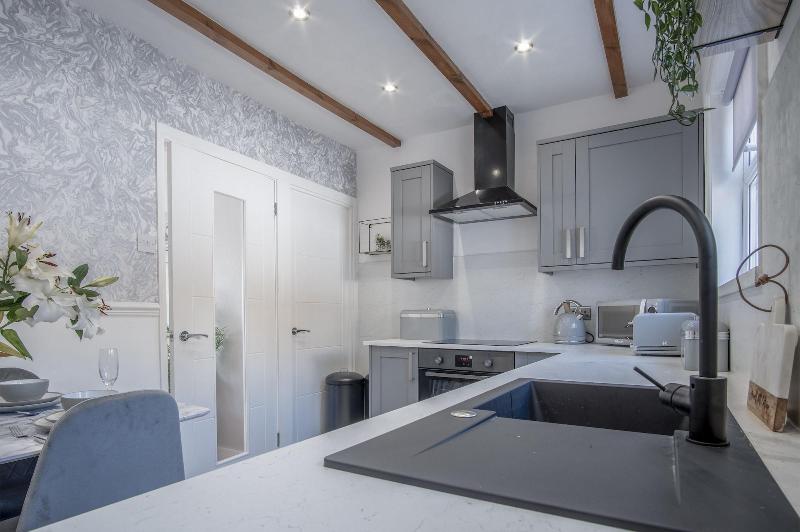 Newell Hill Cottage - 3 Bedroom - Tenby image