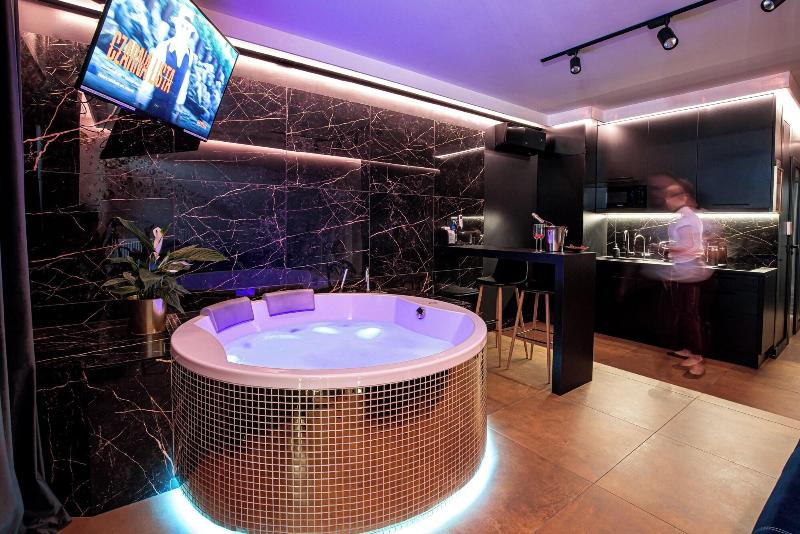 Glass House Hot Tub Apartments image