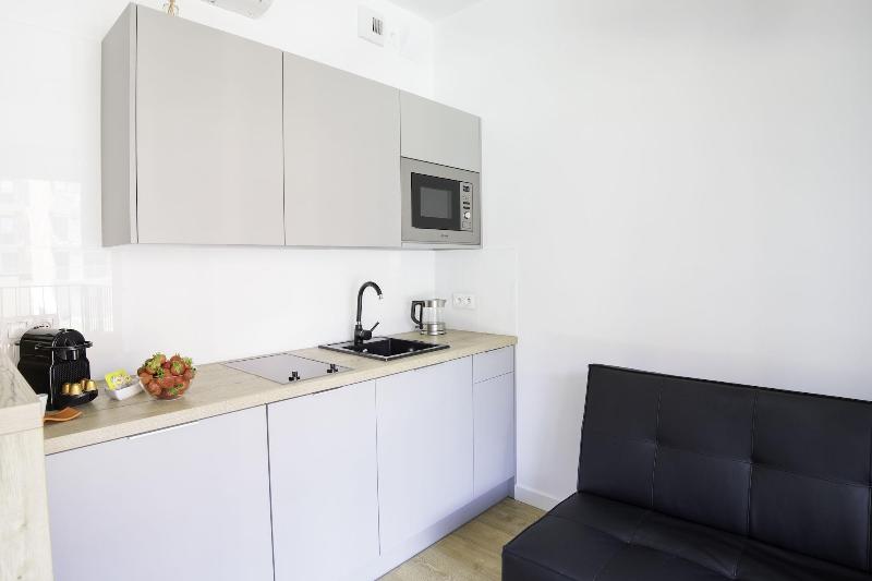 Glass House Hot Tub Apartments image