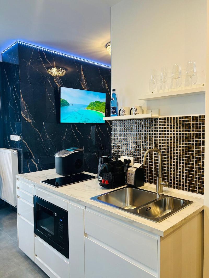 Glass House Hot Tub Apartments image